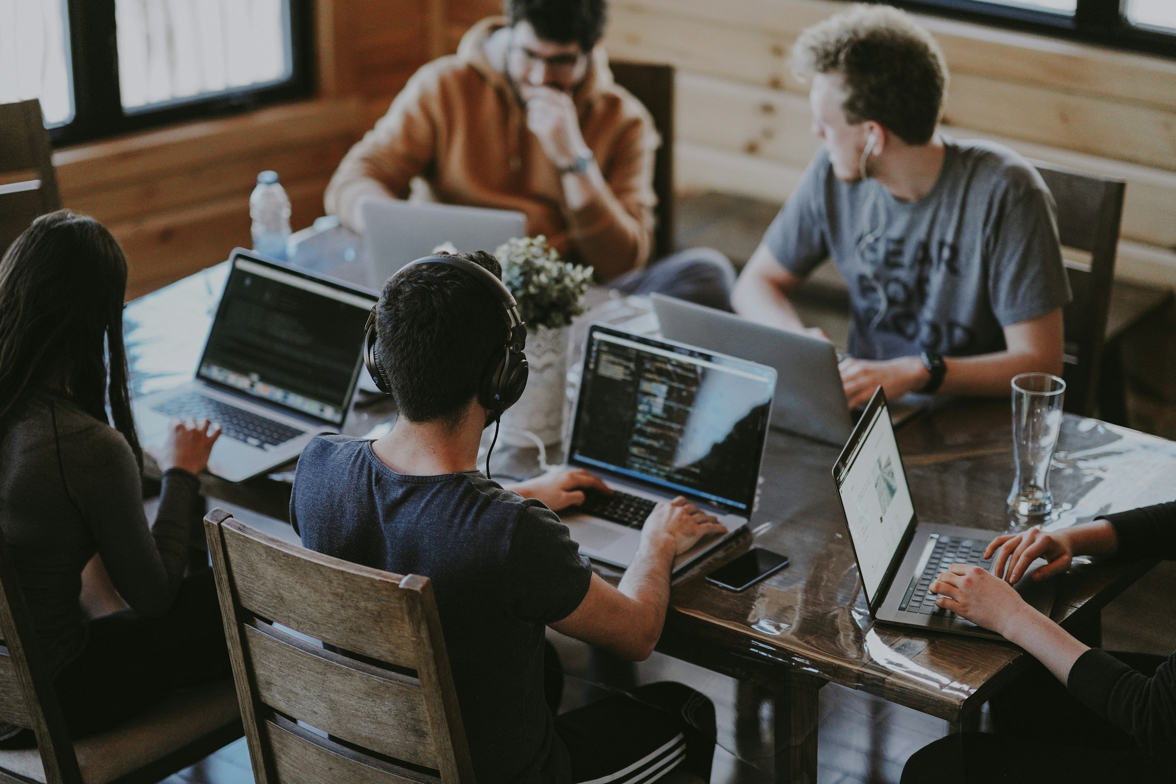 Grupo de personas trabajando en equipo con laptop